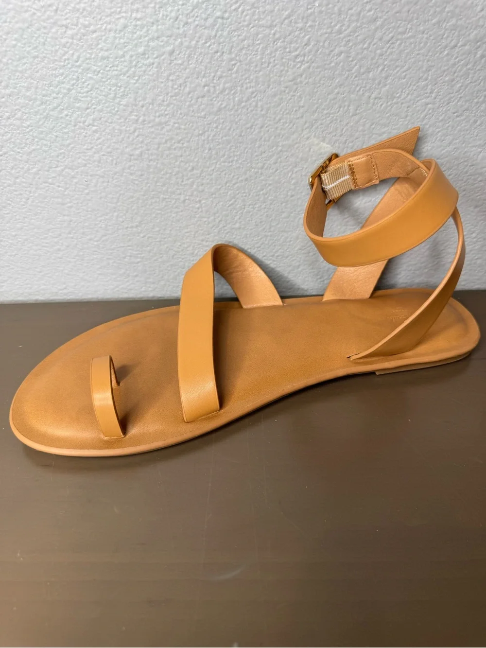 NWOT 9.5 women’s Universal Thread Tan Strappy Toe-Loop Ankle Sandals